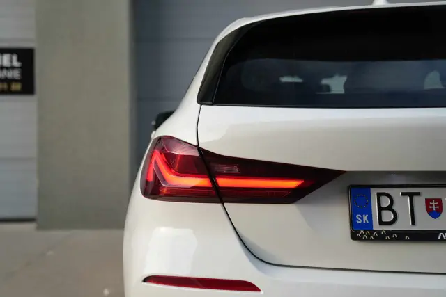 BMW 118i AT7 2021, fotografia 8