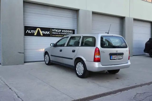 Opel Astra 1.6i Caravan, fotografia 4