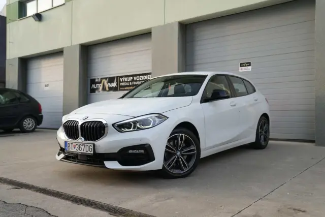 BMW 118i AT7 2021, fotografia 1